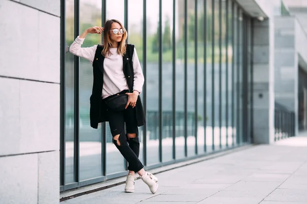 Retrato de moda al aire libre de la chica hipster cool con gafas de sol —  Fotos de Stock