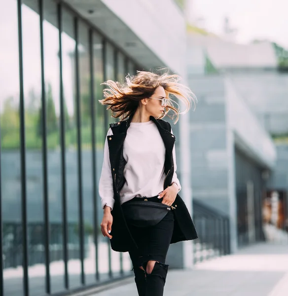 Concepto de moda callejera. Joven modelo hermosa en la ciudad. Hermosa mujer rubia con gafas de sol —  Fotos de Stock