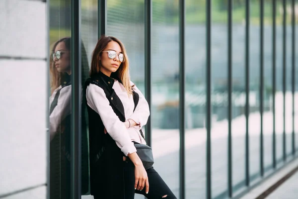 Street fashion-konceptet - ganska ung smal kvinna i rock svart stil poserar mot väggen — Stockfoto