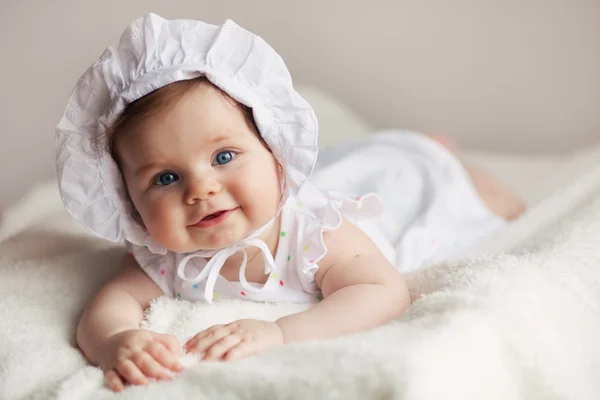 Mavi gözlü küçük sevimli kız portresi