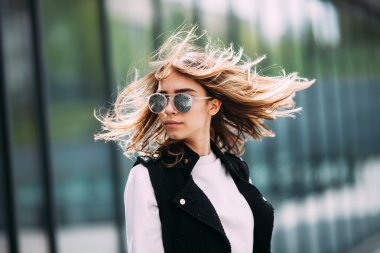 Sokak moda kavramı. Genç güzel model şehir. Güzel sarışın kadın güneş gözlüğü takıyor
