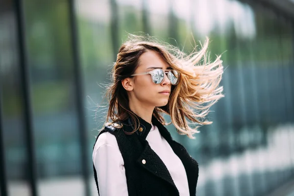 Street fashion-konceptet. Ung vacker modell i staden. Vacker blond kvinna bär solglasögon — Stockfoto