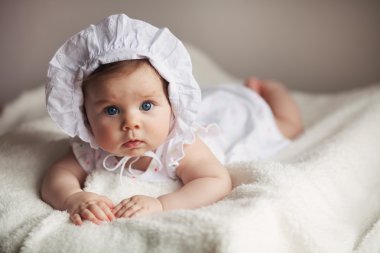 Mavi gözlü küçük sevimli kız portresi