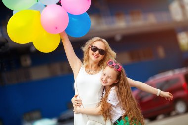 kutlama, renkli balonlar sarılma ve gülme ile kız kardeşler