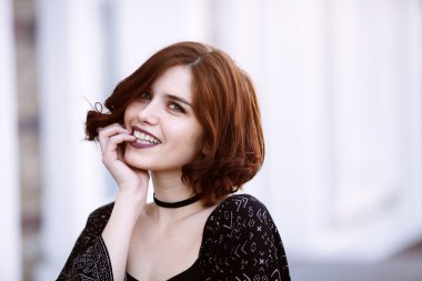 güzel sevimli genç kız flört kamera için poz olduğunu. gülümseyen