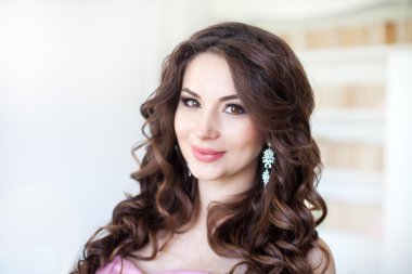 güzel genç kız bir pembe gece elbisesi giymiş. Yakın portre .