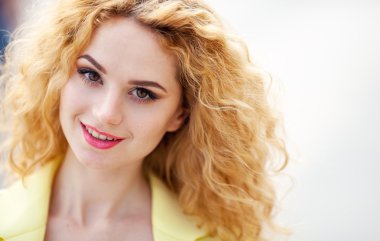 genç seksi kız hipster güzel sarışın kırmızı dudaklı gülüyor