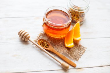 Bir cam ve ahşap beyaz bir arka planda turuncu tatlım