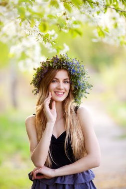 Baharda açık havada güzel bir genç kızın portresi.