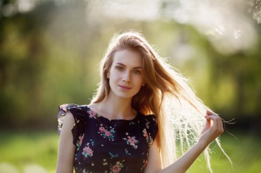 Güzel sarışın bir poz portresi