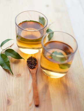 çay ve çay yaprakları üzerinde ahşap tablo