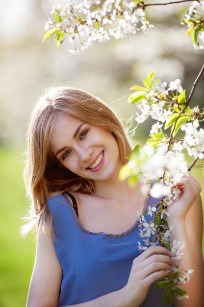 güzel sarışın bir çiçekli çalı poz