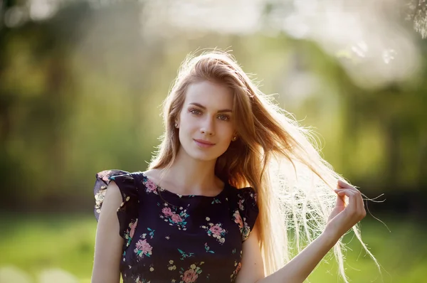 Güzel sarışın bir poz portresi