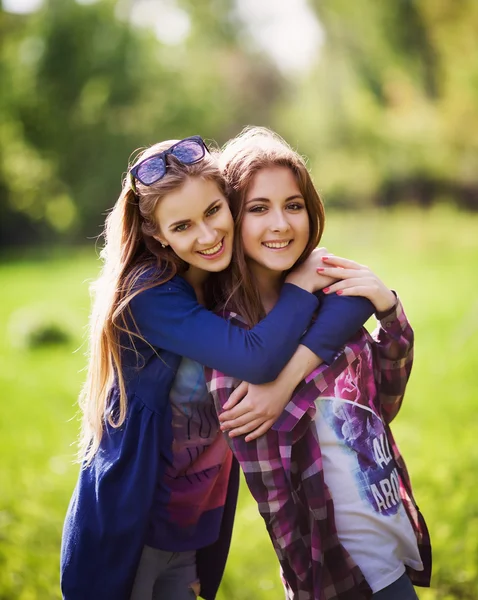 Retrato de dos hermanas elegantes al aire libre —  Fotos de Stock