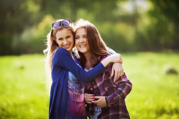 Dos jóvenes juntas en un abrazo en el parque —  Fotos de Stock