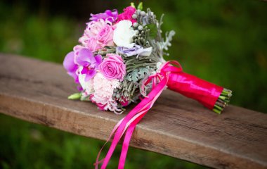 Gelinin çiçek demeti ahşap bir de yalan