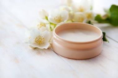   Pot güzellik krem ve Beyaz ahşap masa üzerinde deniz tuzu ile Spa ayarı