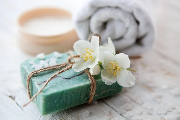 Deniz tuz, güzellik Yasemin çiçeği ve ahşap masa beyaz havlu ile krem