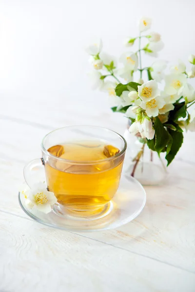 Taza de té verde con ramo de jazmín — Foto de Stock