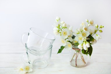 Natürmort ayrıntıları, ahşap masa üzerinde çay