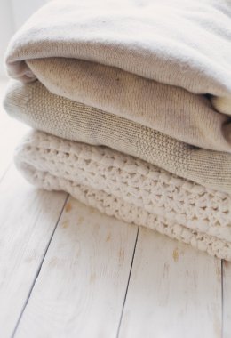 Samimi örülmüş süveter yığını