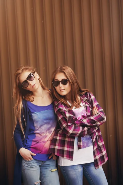 Estilo de vida elegante brillante retrato urbano de dos chicas bastante mejores amigos posando — Foto de Stock