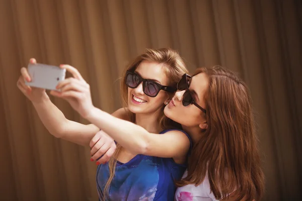 Jovencita amigas tomando un autorretrato usando teléfono móvil —  Fotos de Stock