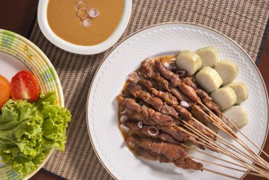 Tavuk satay (trditional Endonezya Gıda) baştan reddetti