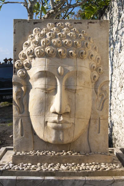 흰 돌에 부처님의 얼굴 구호 — 스톡 사진