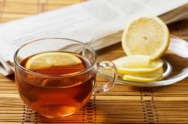 fincan çay, limon ve gazete