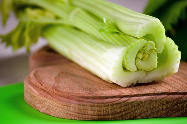 Bir mutfak Pano üzerine dilimler halinde kesilmiş kereviz sapı