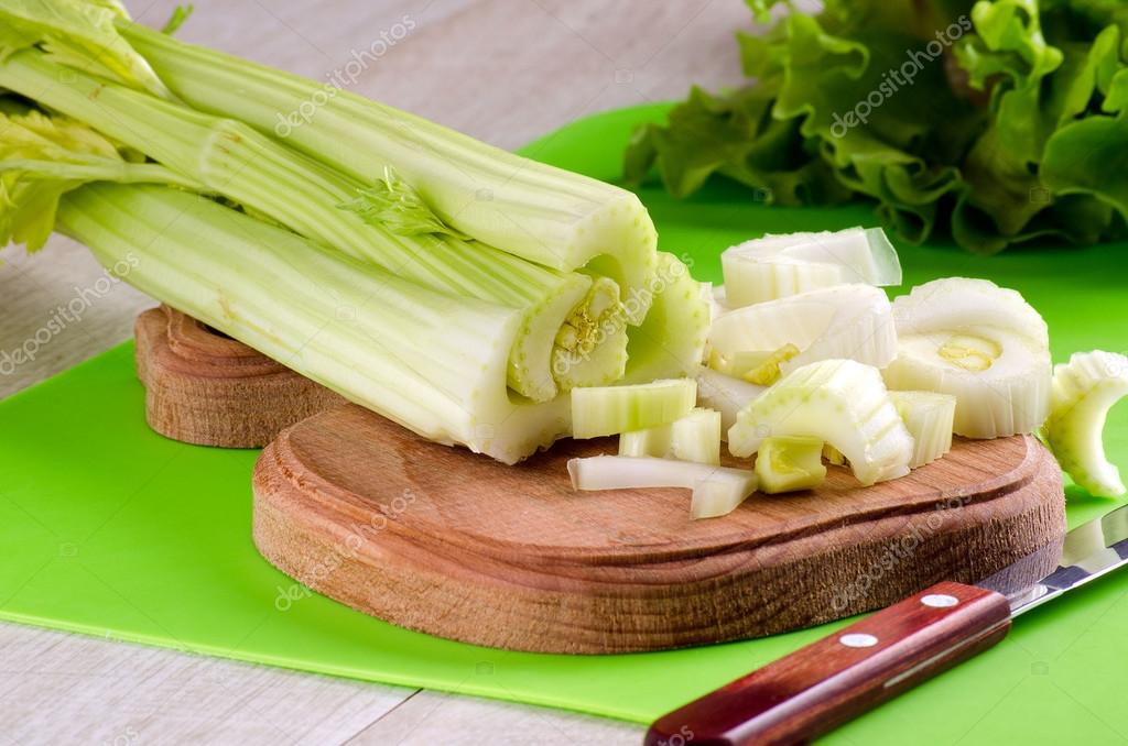 Celery stalks on the kitchen Board and knife — Stock Photo