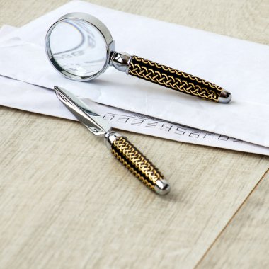 İleti örneği Büyüteç ve kağıt bıçağı masanın üzerine