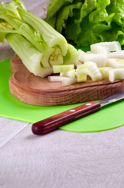 Batang seledri di dapur dan pisau — Stok Foto