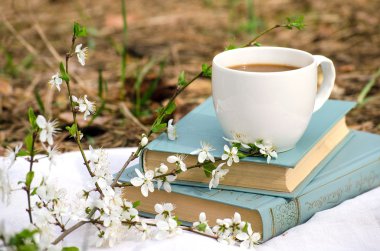 Bahar natürmort kitap ve kahve ile