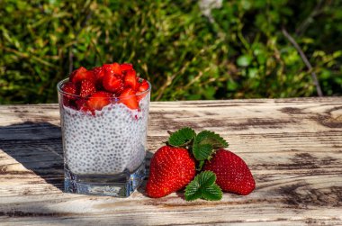 Chia pudingi çilek Bahçe tablo ile