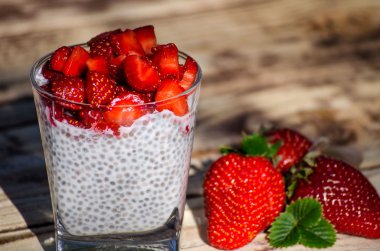 Chia puding ahşap masa üzerinde çilek ile