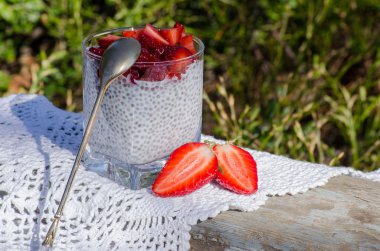 Chia puding masanın üzerine çilek ile