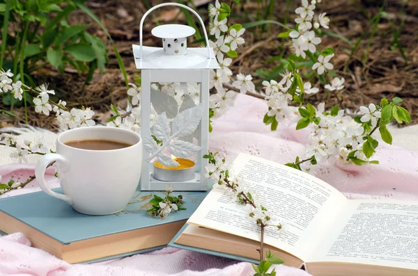 Bahar natürmort kitap ve kahve ile