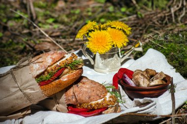 Sandviç tavuk, sebze ve mantar ile