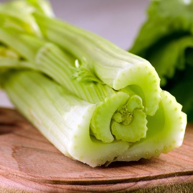 Bir mutfak Pano üzerine dilimler halinde kesilmiş kereviz sapı