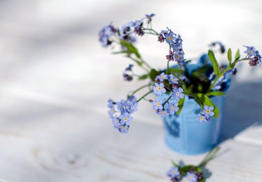 Unutma buket gar hafif tabloda mavi bir vazoda