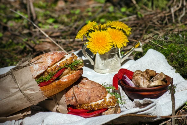 Sandviç tavuk, sebze ve mantar ile