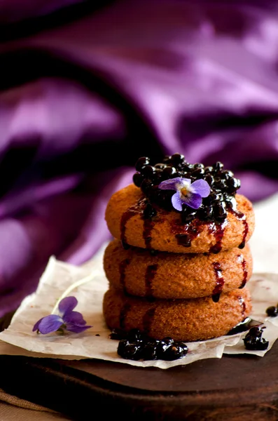 Biscotti con marmellata di sambuco sul tavolo — Foto Stock