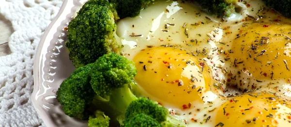 Brokoli ve plaka üzerinde pişmiş yumurta