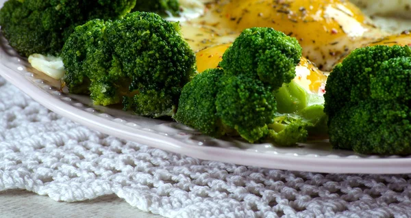 Brócolos e ovos cozidos no prato — Fotografia de Stock