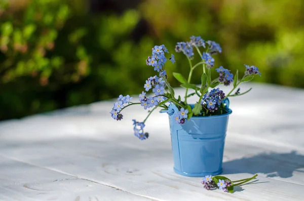 Unutma buket gar hafif tabloda mavi bir vazoda