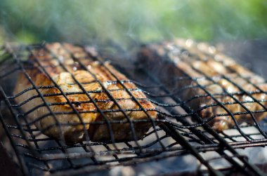 Kömürlerin üzerinde ızgara domuz eti biftek