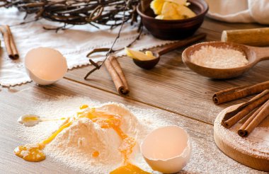Hamur - un, yumurta ve mutfak malzemesi hazırlanması