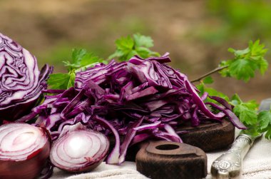 Kırmızı lahana, soğan ve kurulu bir mutfak bıçağı